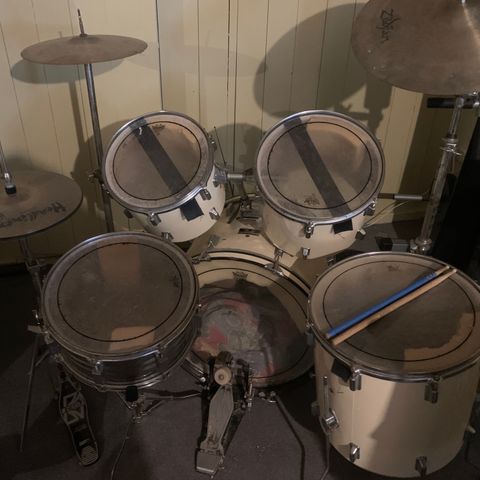 Trommesett «Pearl» med diverse symbaler