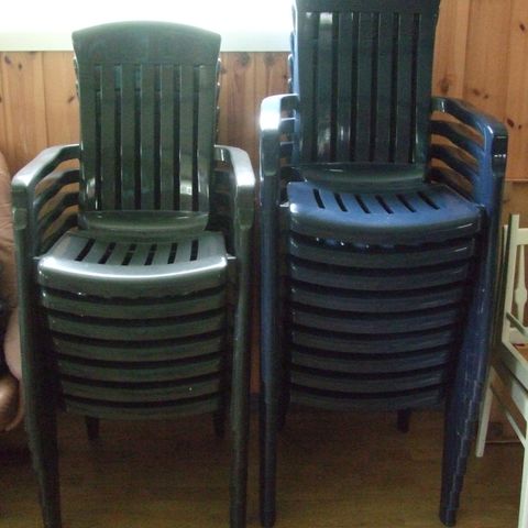 Plaststoler med pute til blå og grå