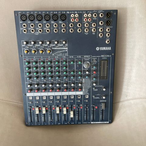 Yamaha MG12cx audio mixer