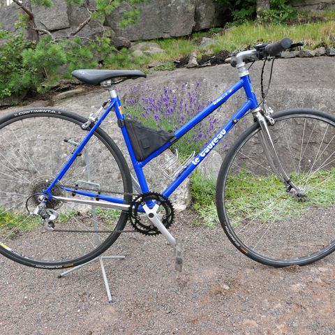 Fint sykkel 47cm, 28" med tilbehør