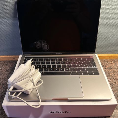 Macbook pro m/touchbar, pent brukt