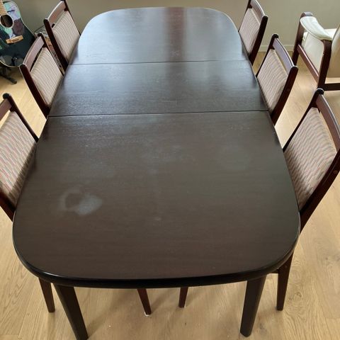 Solid spisebord (selges med eller uten stoler (pris er uten stoler)