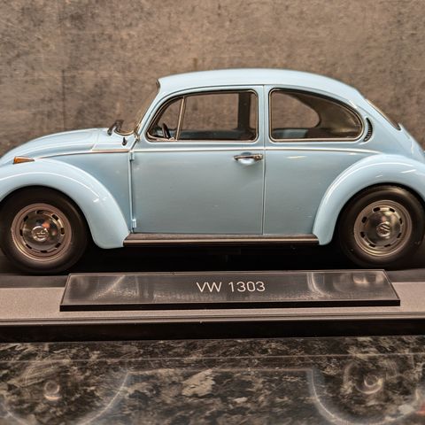 Volkswagen Boble 1303 - 1973 modell - Lysblå lakk - Norev - skala 1:18