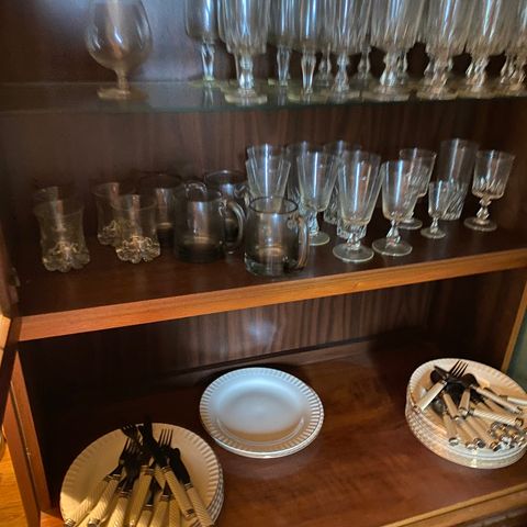 Diverse vintage glass og Figgjo-servise. Pent brukt