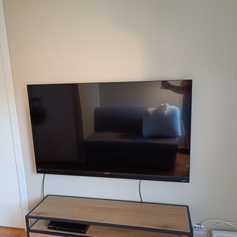 Sharp 55" TV selges med veggfeste