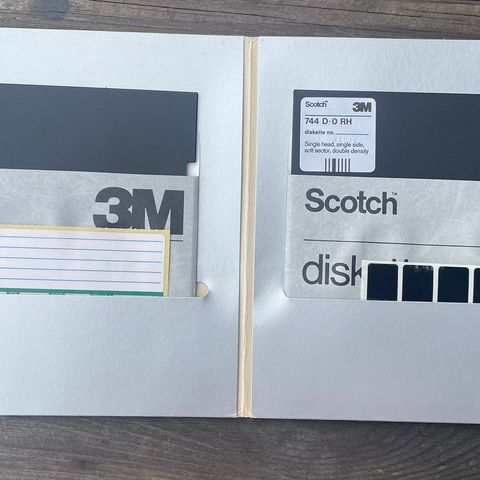 8 stykk 5,25 tommer gamle floppy disc (disketter)