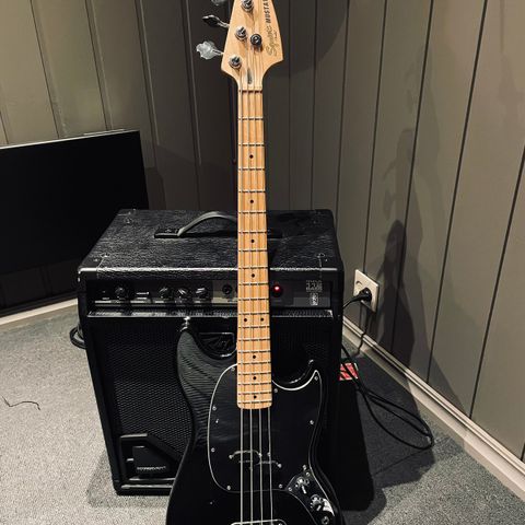 Squier Mustang Bassgitar og Peavey MAX112 rørforsterker