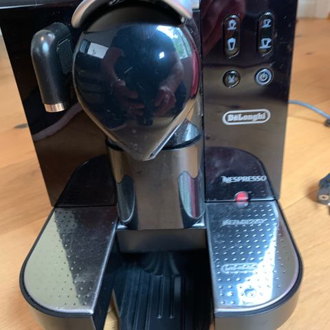 Nesresso Lattissimo  DeLonghi kapselmaskin med steamer selges