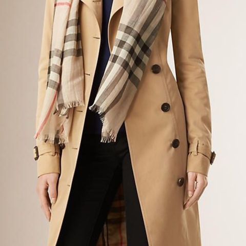 Burberry klassisk rutemønstrete skjerf selges!