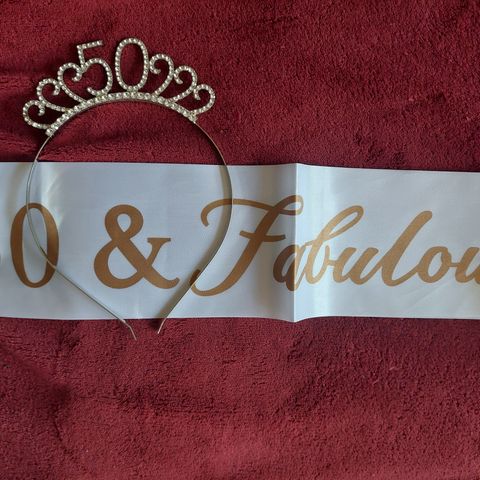 Tiara og brystbånd 50 & Fabulous