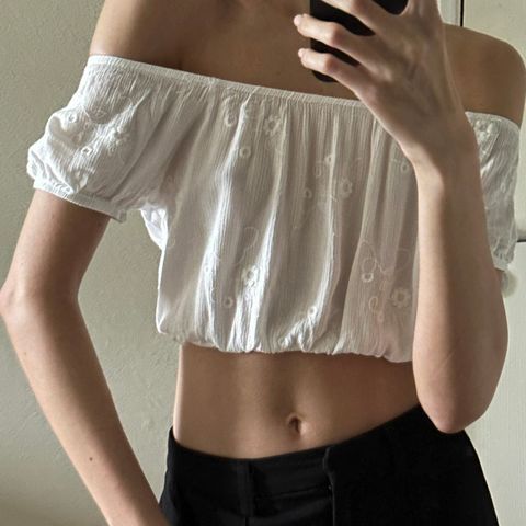 Hvit crop top med blomster fra Pacsun str. xs