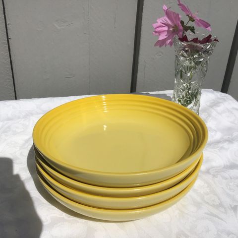 Le Creuset fire pastaskåler i utgått farge soleil/gul.