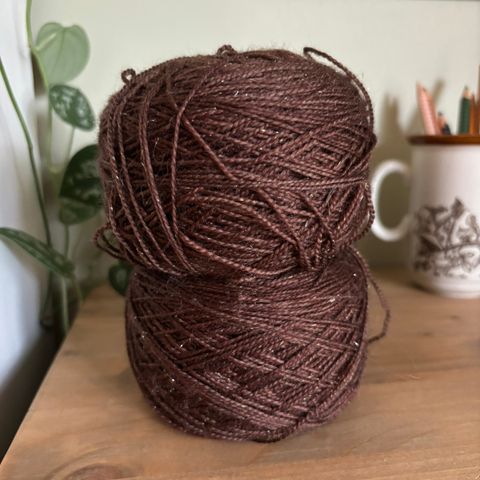 Fabel Knitwear - Athena i fargen «acorn».