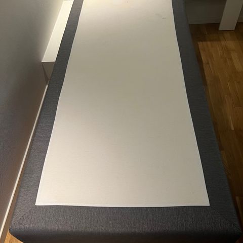 RESERVERT Seng/rammemadrass 90x200 cm med bein fra IKEA gis bort