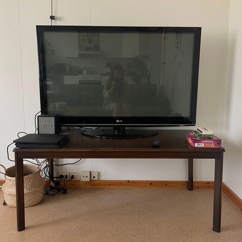 LG 50″ TV og bord