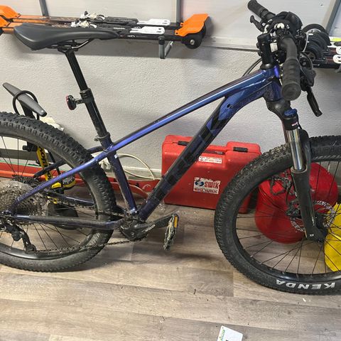 trek Roscoe 6 med dropperpost (2023 model)