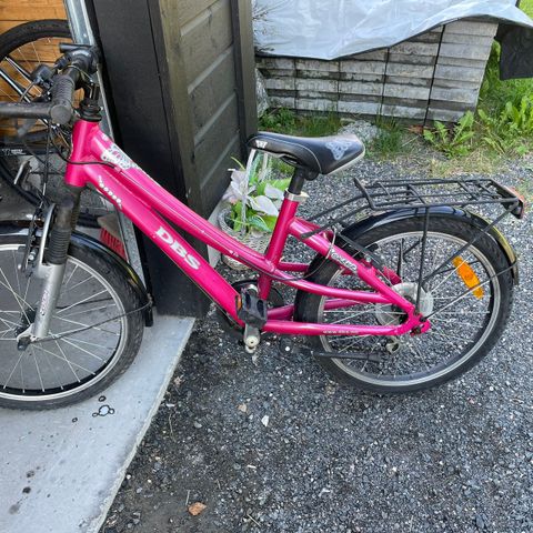 Barn sykkel  i rose farge selges.