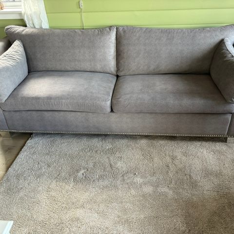 NY PRIS ! Flott grå sofa. Nyvasket puter, lett å holde ren. Tykt stoff.