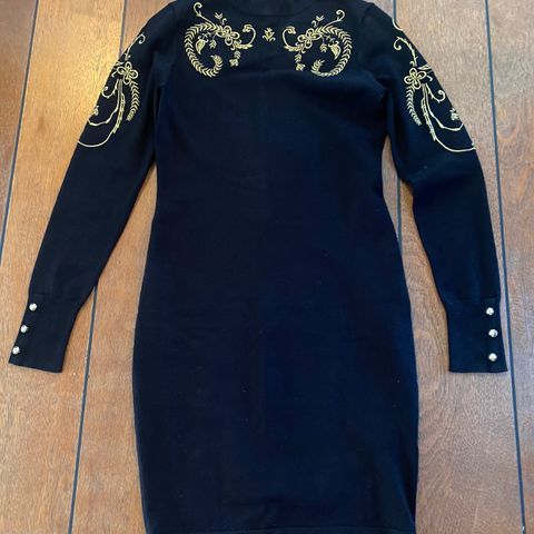 Karen Millen kjole svart med flotte detaljer str M