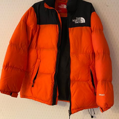 Pent brukt Northface jakke i oransje farge selges