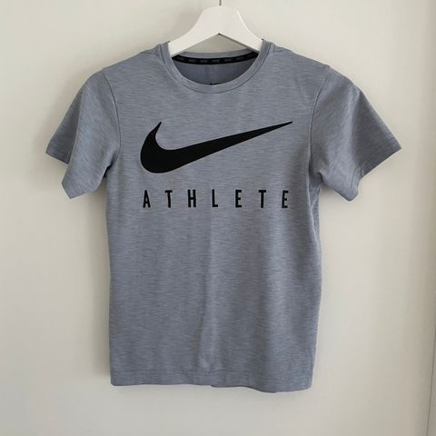 Nike T-skjorte  (strl 10-12 år)