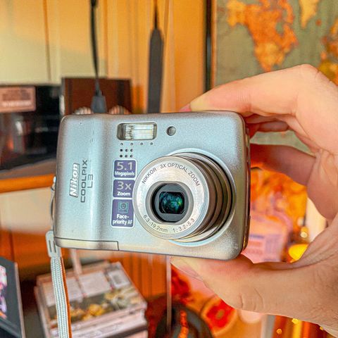 Retro Nikon CoolPix L3 kompakt kamera med utstyr