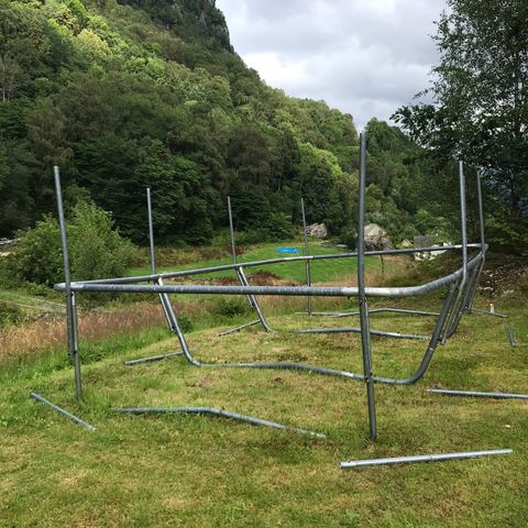 Firkantet trampoline, stor, ca 5*3 meter