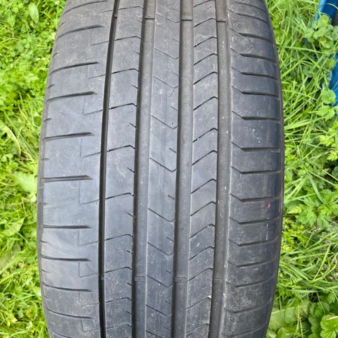 PIRELLI. P ZERO .    275/40 R 22. 107 T .