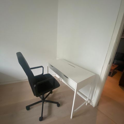Kontorstol og skrivebord fra Ikea