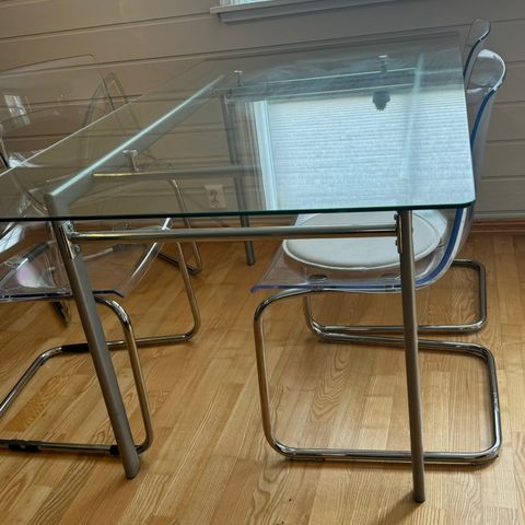 Gjennomsiktig spisebord + 4 tilhørende stoler til salgs!