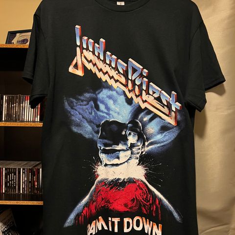 Judas Priest T-skjorte selges