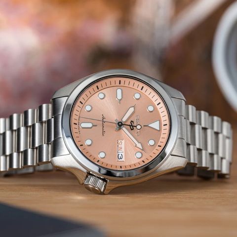 Seiko SRPE53 med salmon pink urskive (Uncle Seiko)