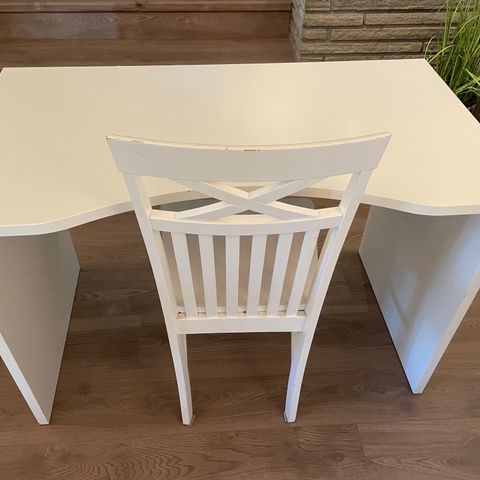 RESERVERT: Hvitt skrivebord med stol til salgs