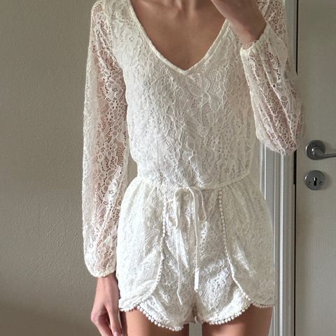 Abercrombie & Fitch naturhvit playsuit med blonder str. xs