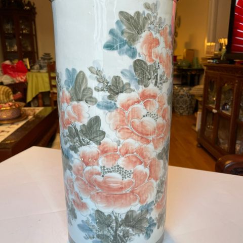 Håndmalt Sylindrisk vase med peonblomster i pastellfarge.