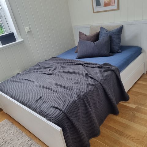 Brusali seng 140 med madrass Høvåg