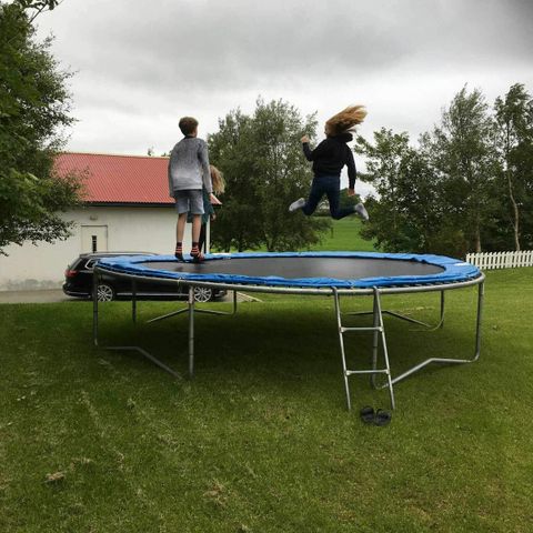 Stor trampoline gis vekk