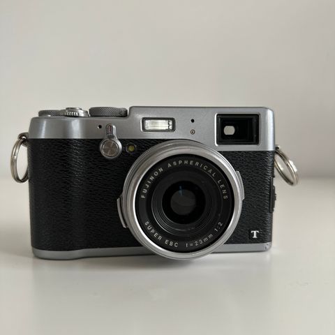 Kult Fujifilm x100t kamera med ekstra vindvinkelobjektiv