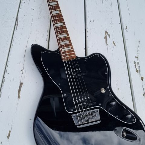 Squier Vintage Modified Baritone Jazzmaster, Trans. Black

30" skalalengde!