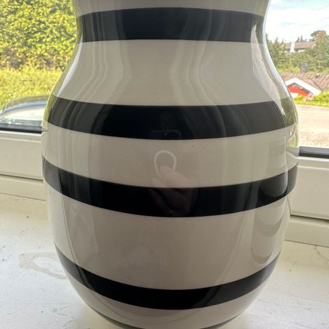 Kähler stor og liten vase med sorte striper. Synlige bruksmerker