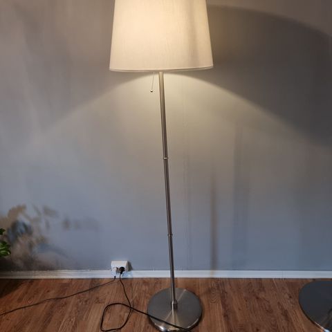 Lampe med skjerm gis bort