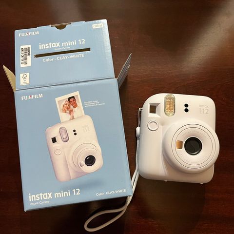 Nyeste Fujifilm Instax Mini 12 polaroidkamera (hvit)