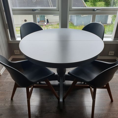 Spisebord med 4 stoler (reservert)
