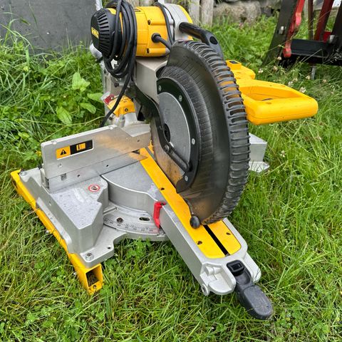 Kapp- og gjærsag DeWalt DWS780