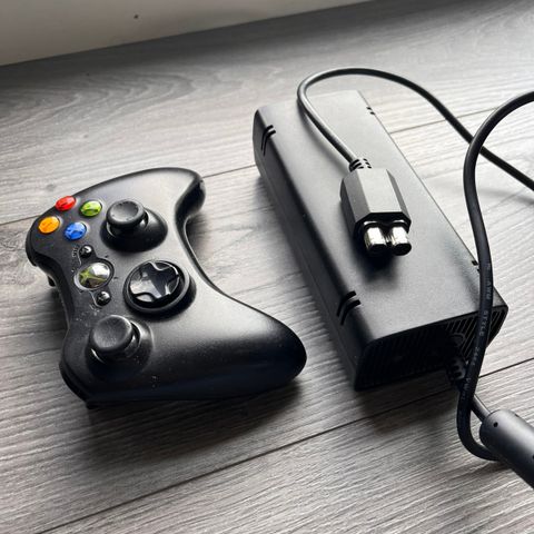 Ser etter strømforsyning og svart kontroll til Xbox 360 Slim