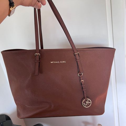 Pent brukt Michael Kors veske selges