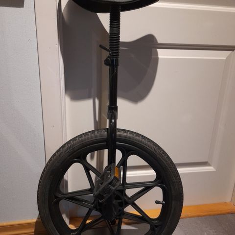 Fin, sort enhjul sykkel setehøyde 82 cm.