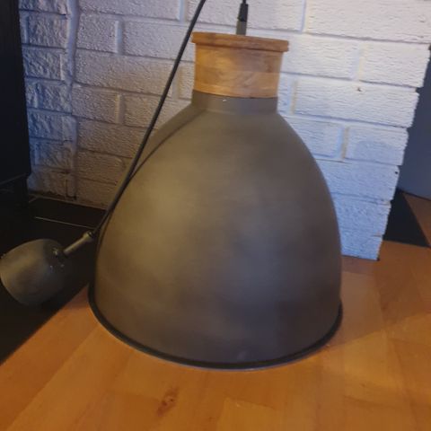 Lampeskjerm med dimbar lyspære