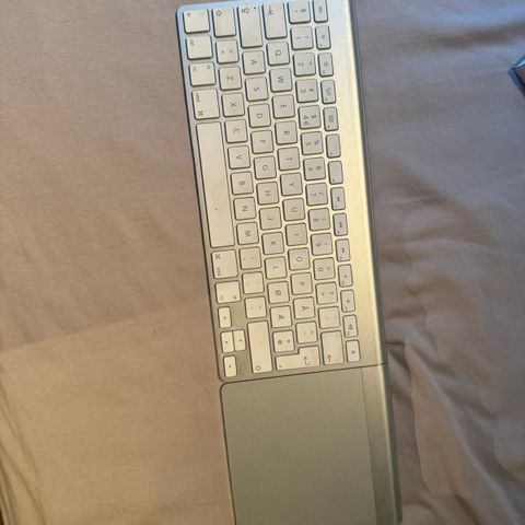 Apple Tastatur og Trackpad (trådløs, batteri) med feste fra TwelveSouth