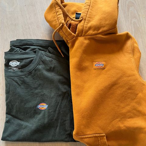 Klespakke , Dickies hettegenser og t skjorte.str XS, 300kr